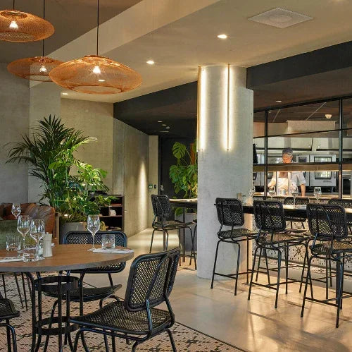 Modern restaurantinterieur met hoge en lage stoelen