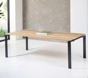 Moderne vergadertafel met houten blad en zwarte poten in kantoorruimte, design kantoormeubilair