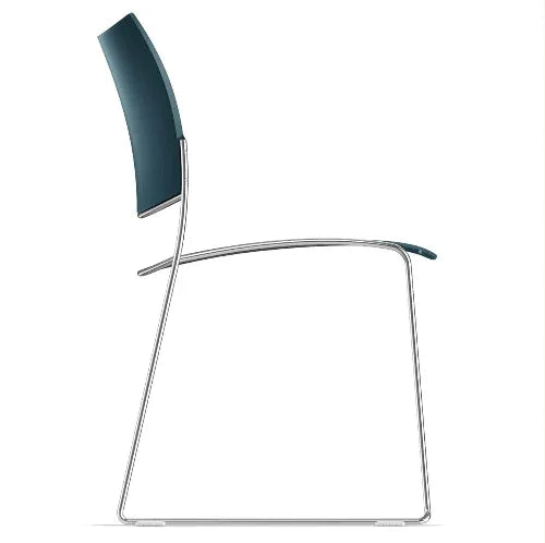 Moderne vergaderstoel met metalen frame en gebogen rugleuning, kantoormeubilair