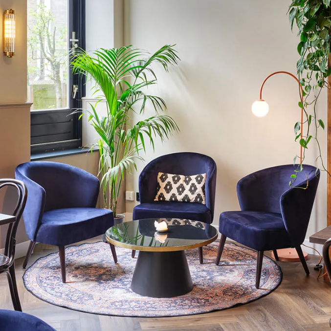 Darford LAC fauteuil blauw in huiselijke opstelling 
