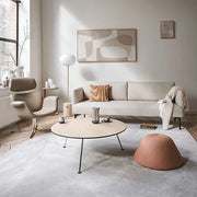 Designbank Artifort Arris in moderne kantoorruimte met loungefauteuil, salontafel en vloerkleed