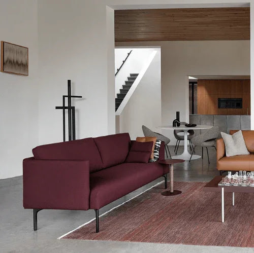 Moderne designbank Artifort in kantoorruimte met stijlvolle meubels en minimalistisch interieur.