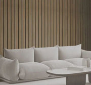 Moderne lichte bank voor kantoor of vergaderruimte met houten lattenwand, kantoormeubilair