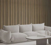 Luxe design bank in lichte stof, houten lattenwand, moderne kantoormeubels setting