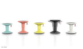 Vijf design bureaustoelen in verschillende kleuren voor moderne werkplekken en kantoren.