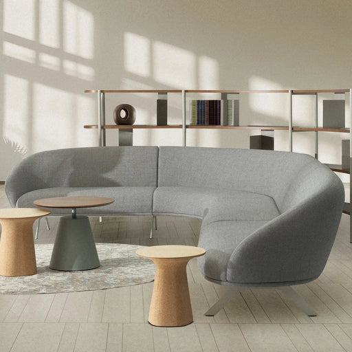 Moderne kantoorruimte met grijze design bank, bijzettafels en open wandkast