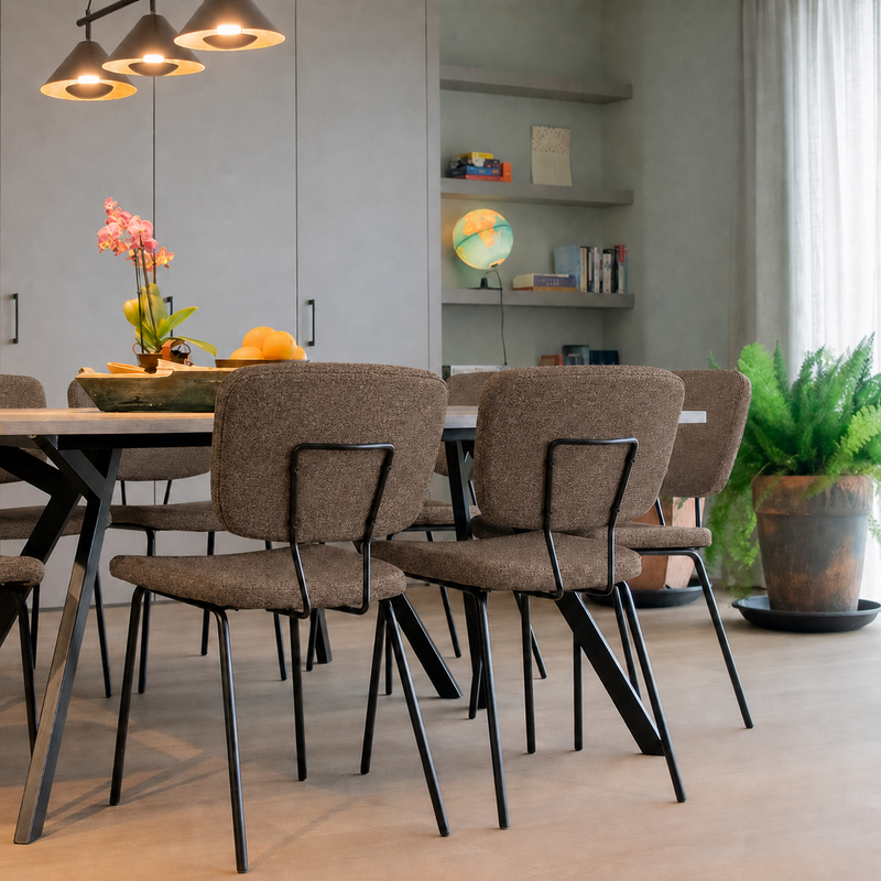 Forza stoelen met zwart frame en bruine stoffering in woonkamer of praktijkruimte