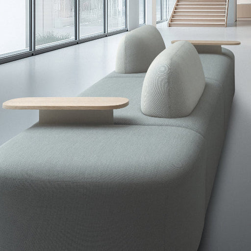 Design kantoormeubilair bank met houten tafels in lichte moderne kantoorruimte