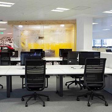 Moderne kantoorruimte met ergonomische bureaustoelen en werkplekken, design kantoormeubilair