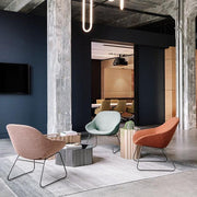 Design loungefauteuils Artifort Beso in moderne kantoorruimte, kantoormeubels online