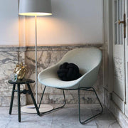 Design Artifort Beso lounge fauteuil in moderne kantoorhoek met bijzettafel en vloerlamp