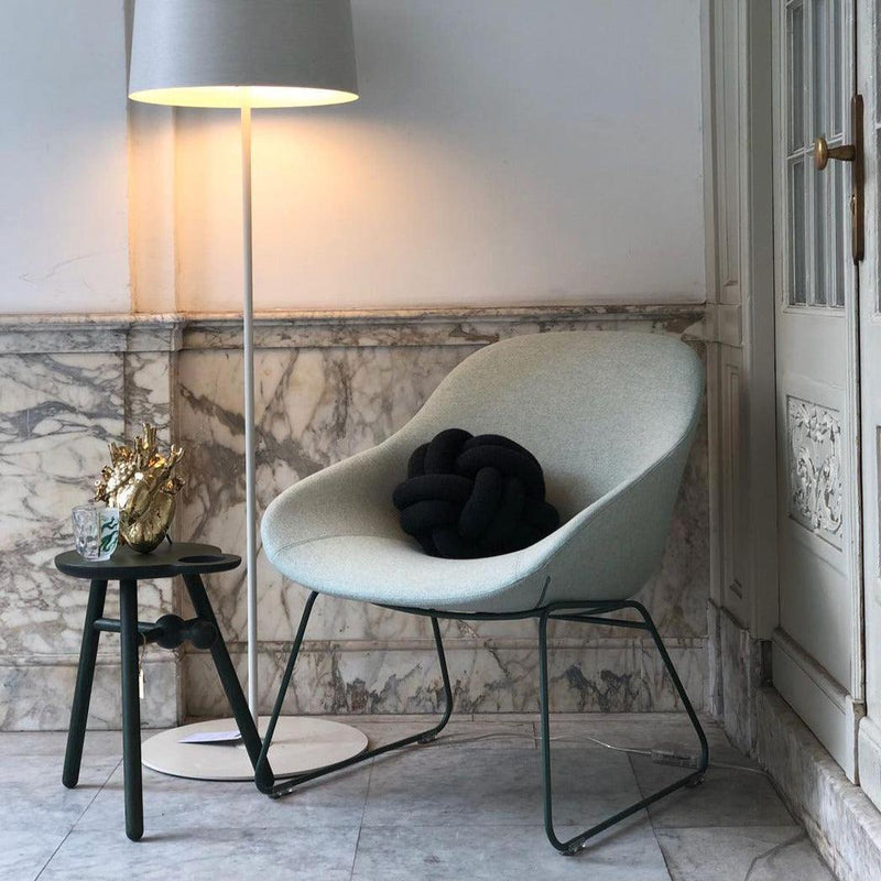 Design Artifort Beso lounge fauteuil in moderne kantoorhoek met bijzettafel en vloerlamp