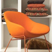 Oranje Artifort Beso lounge fauteuil voor kantoor, met metalen onderstel en kussens op achtergrond