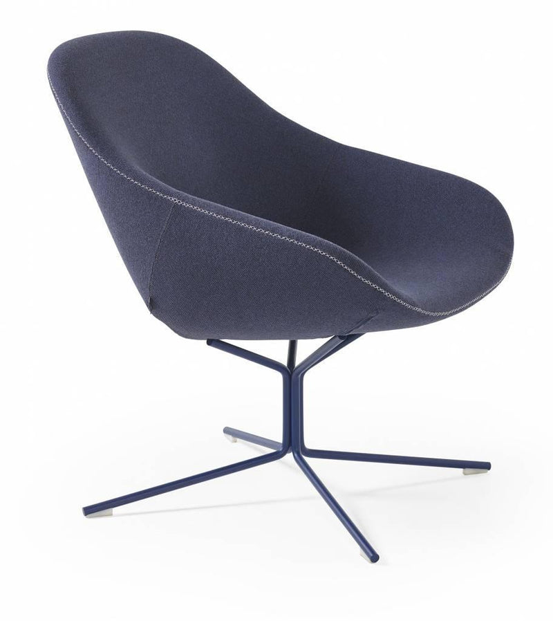 Donkerblauwe design lounge fauteuil Artifort Beso met metalen draaivoet, kantoormeubilair