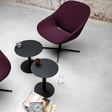 Moderne paarse Artifort Beso lounge fauteuil met zwarte bijzettafels, kantoormeubilair