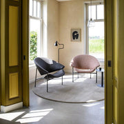 Moderne Artifort Glider fauteuils in lichte kantoorruimte met grote ramen en design tafeltje