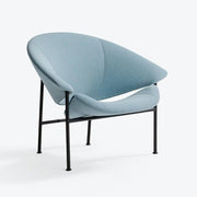 Design fauteuil Artifort Glider met blauwe stoffering en zwarte metalen poten, kantoormeubilair