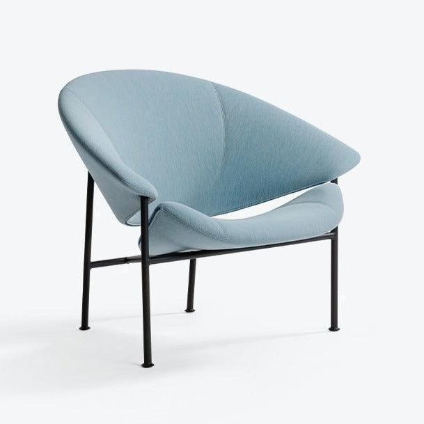 Design fauteuil Artifort Glider met blauwe stoffering en zwarte metalen poten, kantoormeubilair