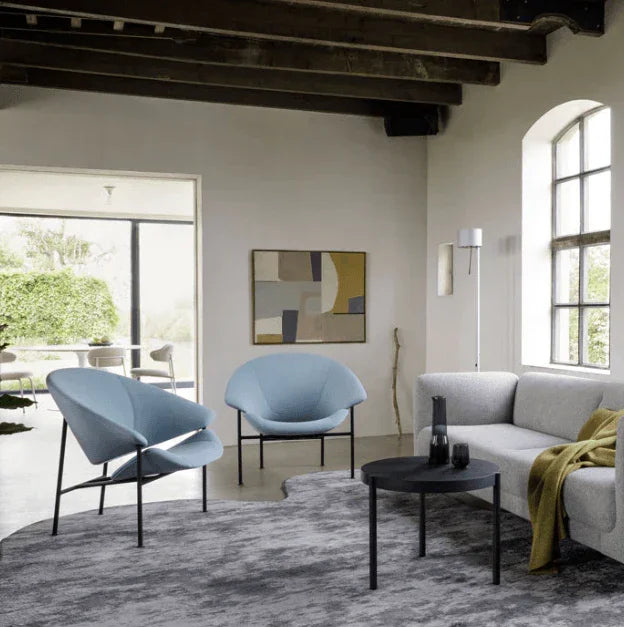 Moderne kantoormeubels met Artifort fauteuils in blauw, design interieur met veel licht.