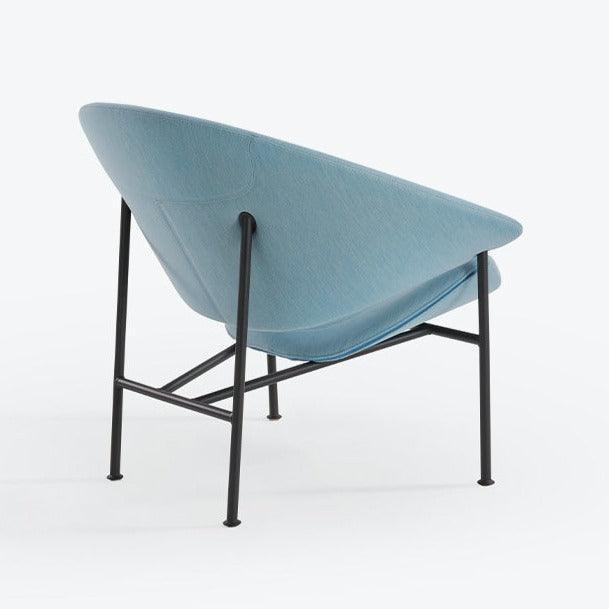 Lichtblauwe design fauteuil Artifort Glider met zwart metalen frame, modern kantoormeubilair.