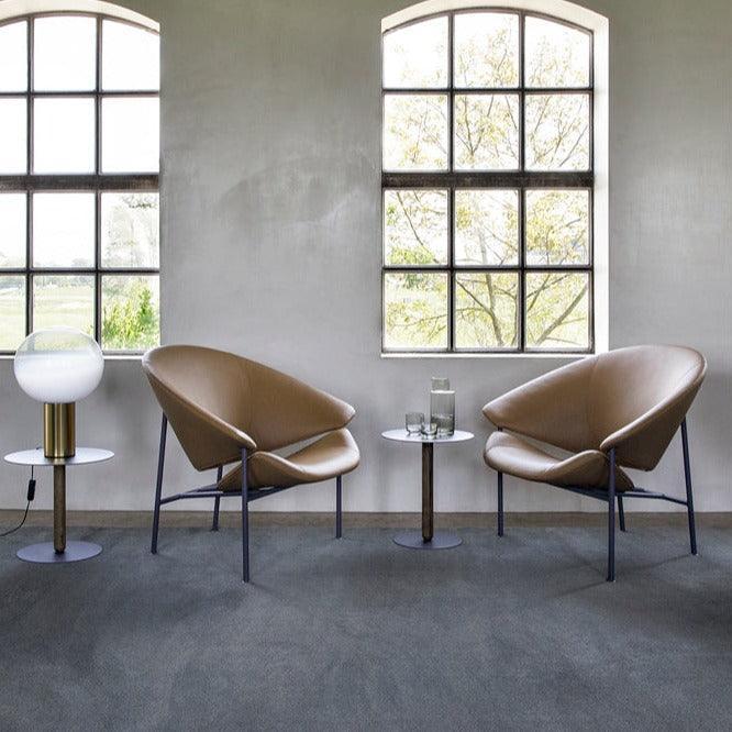 Design fauteuils Artifort Glider met metalen frame in lichte kantoorruimte met ronde bijzettafels