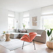 Design fauteuil Artifort Orange Slice in moderne lichte woonkamer met hoekbank en planten