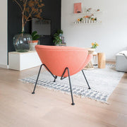 Oranje Artifort Orange Slice fauteuil op zwart metalen poten in modern kantoorinterieur