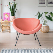 Design fauteuil Artifort Orange Slice oranje in moderne kantoorruimte met planten