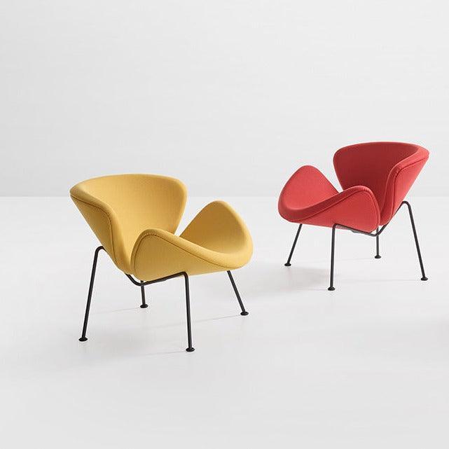 Design fauteuils Artifort Orange Slice geel en rood met zwarte poten in moderne ruimte