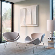 Twee Artifort Orange Slice design fauteuils in een moderne kantoorruimte met grote ramen