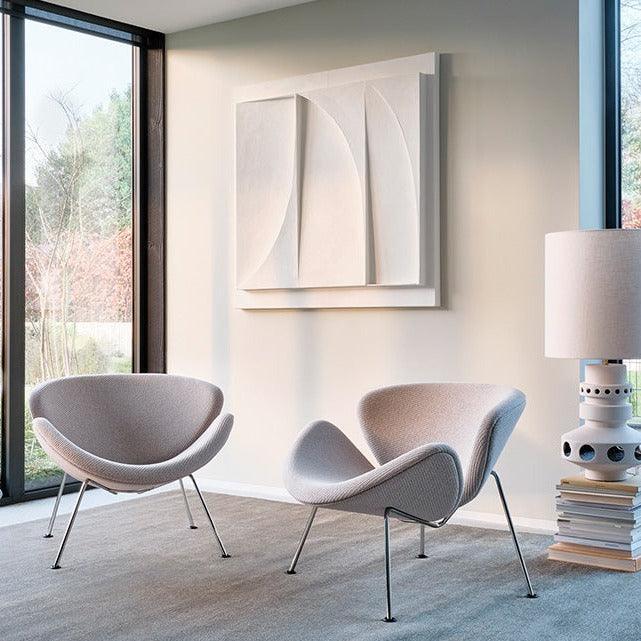 Twee Artifort Orange Slice design fauteuils in een moderne kantoorruimte met grote ramen