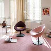Moderne design fauteuils Artifort Shark in kantoorruimte met roze vloerkleed en natuurlijk licht
