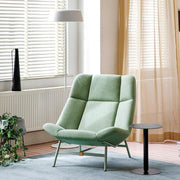 Groene Artifort Soft Facet fauteuil in moderne kantoorruimte met bijzettafel