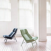 Artifort Soft Facet fauteuils in groen en blauw in lichte kantoorruimte met houten vloer
