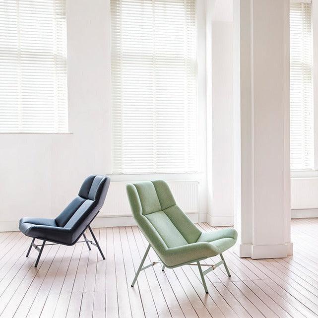 Artifort Soft Facet fauteuils in groen en blauw in lichte kantoorruimte met houten vloer