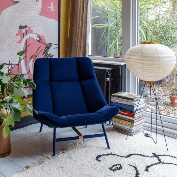 Blauwe design fauteuil Artifort Soft Facet in moderne kantoorruimte met lamp en planten