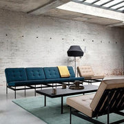 Design kantoorinrichting met Artifort fauteuil en bank, industriële setting, vergaderruimte