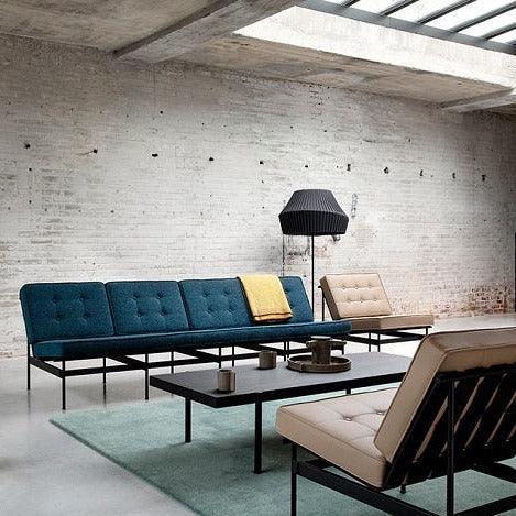 Design kantoorinrichting met Artifort fauteuil en bank, industriële setting, vergaderruimte