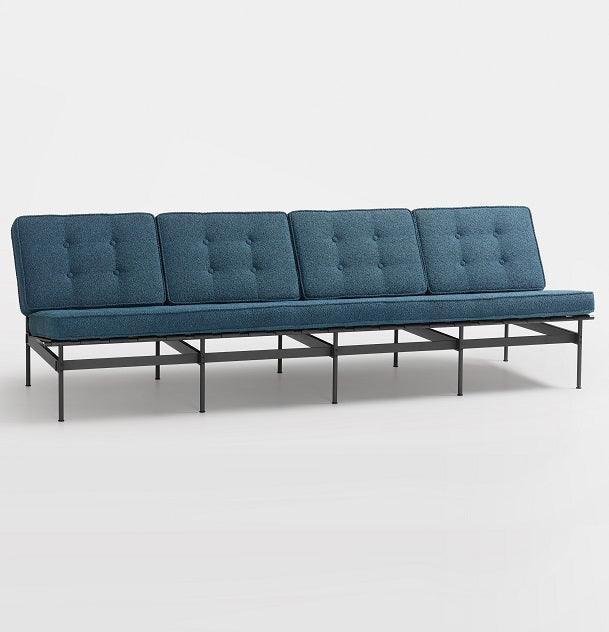 Design bank met blauw kussen en zwart metalen frame, kantoormeubel voor werkruimte.
