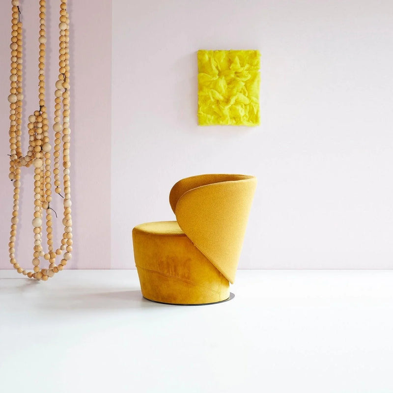 Gele design fauteuil Spoinq Sofie in moderne kantoorruimte met lichtroze muur, KANTOORMEUBELS.ONLINE