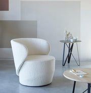 Design fauteuil Sofie in wit bouclé stof, moderne kantoorinrichting met bijzettafels