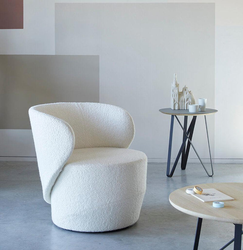 Design fauteuil Sofie in wit bouclé stof, moderne kantoorinrichting met bijzettafels