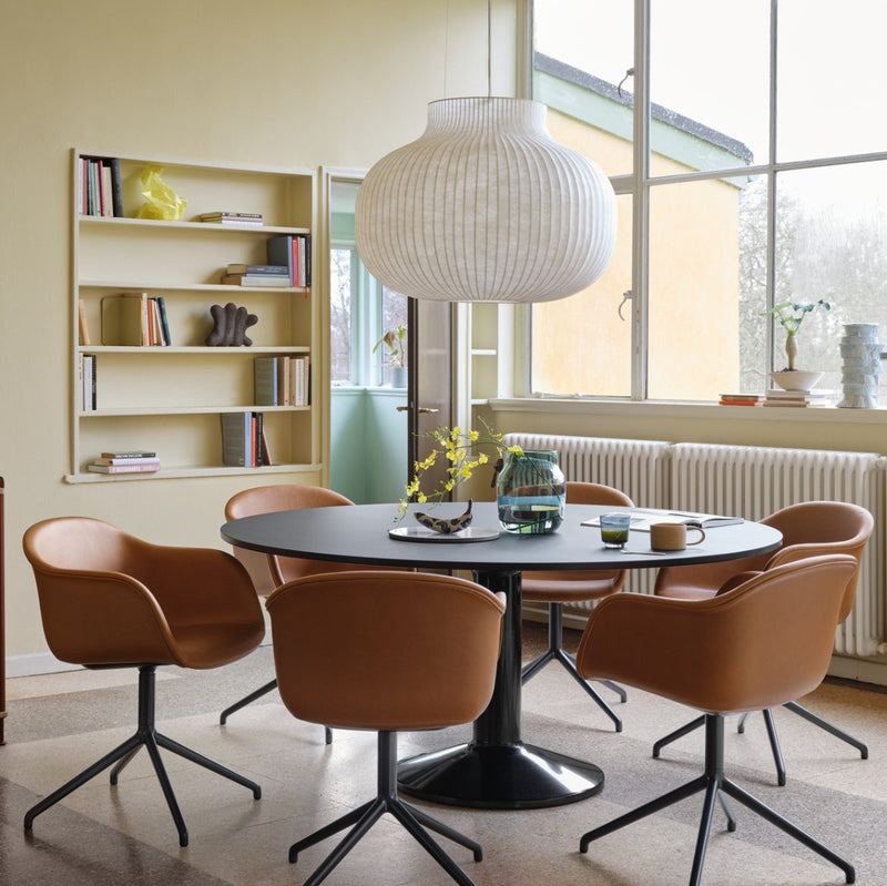 Stoel Muuto Fiber met armleggers en draaibaar 4 teens frame