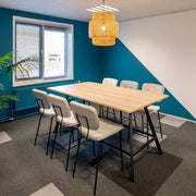 Moderne vergaderruimte met hoge tafel Bridge, zes Forza counterstoelen en rotan lamp, kantoormeubilair