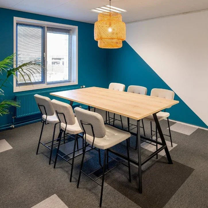 Moderne vergaderruimte met hoge tafel Bridge, zes Forza counterstoelen en rotan lamp, kantoormeubilair