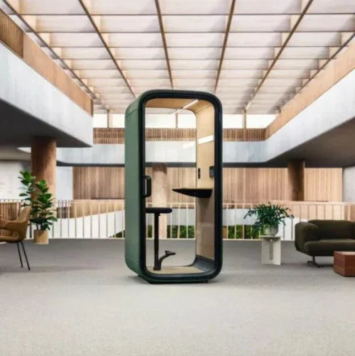 Groene Framery Compact One akoestische werkpod in modern kantoorinterieur, kantoormeubilair