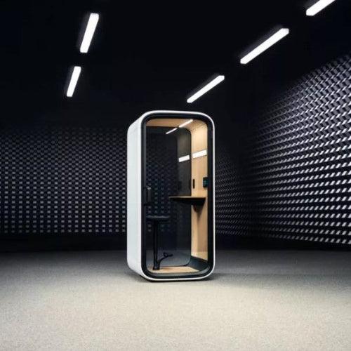 Akoestische belcel Framery in modern kantoor met design interieur, ideaal voor werkplekken.