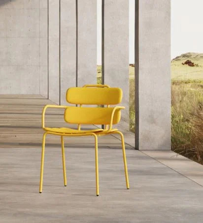 Gele design stoel met armleuningen op betonvloer, moderne kantoorruimte, Kantoormeubels.online