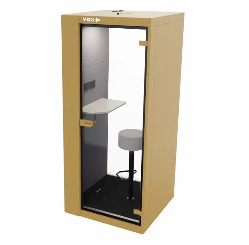 Geel akoestisch belhokje met glazen deur, werkblad en kruk, ideaal voor kantoor privacy.