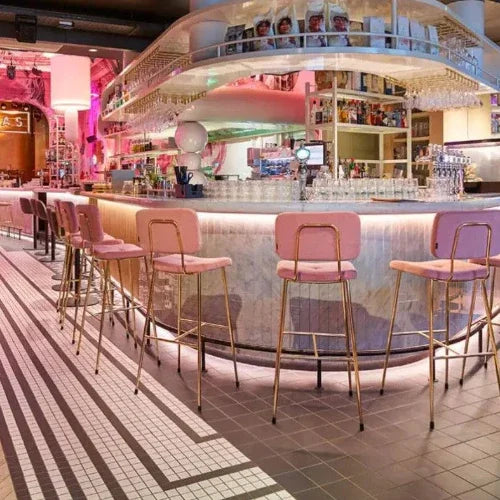 Moderne bar met roze barkrukken, design interieur en sfeervolle verlichting, kantoormeubilair inspiratie.